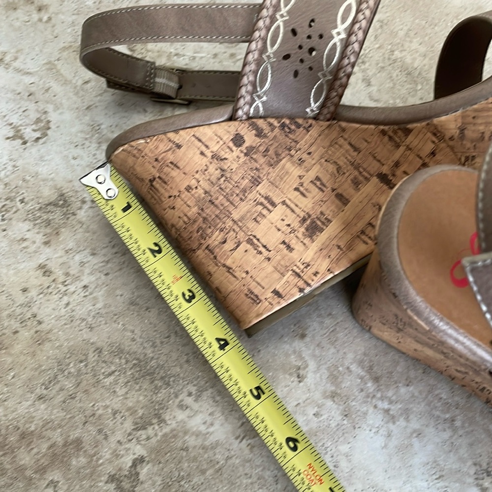 Stylish Beige Wedges by Unknown Brand - Picture 4 of 5